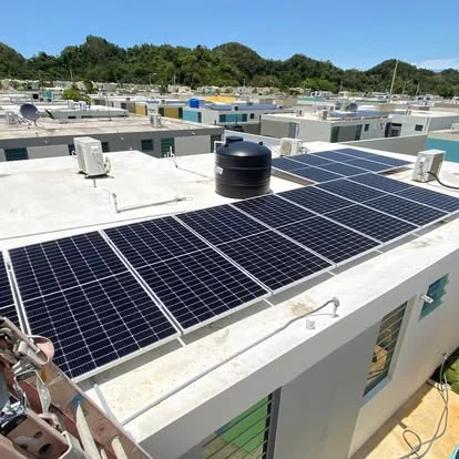 Instalación de placas solares de JRO Group en el techo de una residencia en Puerto Rico